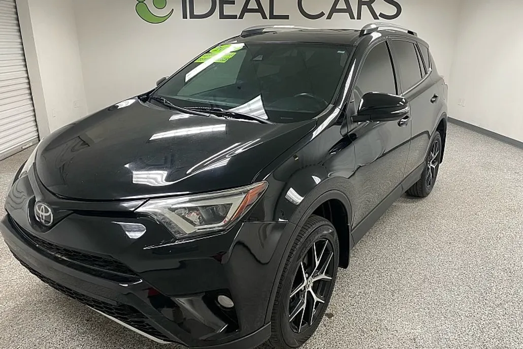 2018 Toyota RAV4 LE photo 1
