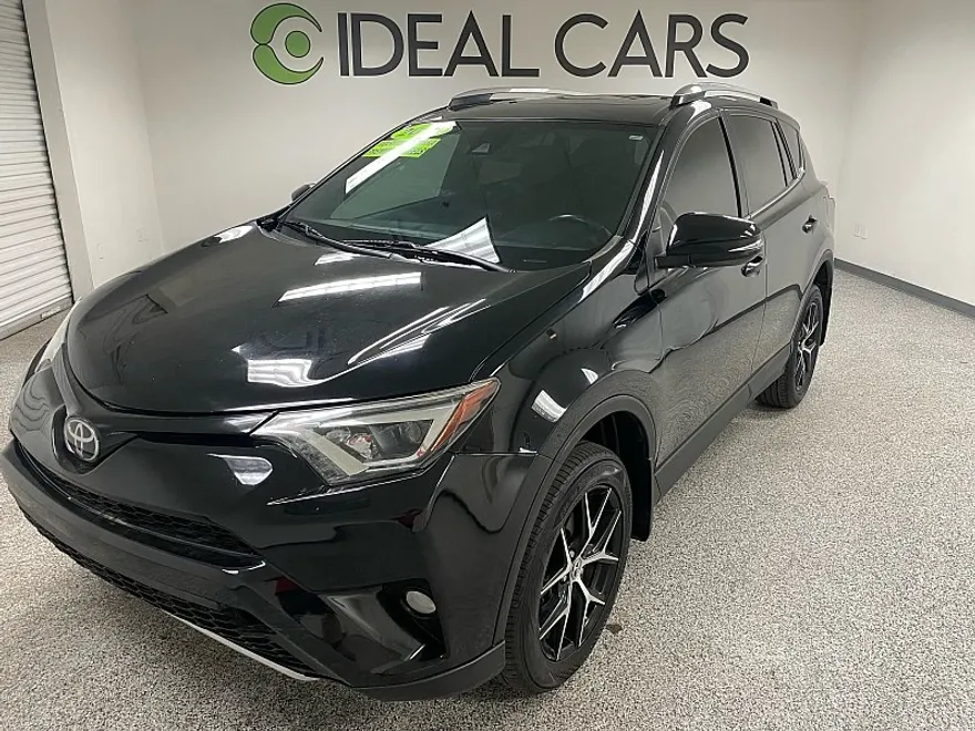 2018 Toyota RAV4 LE photo 1
