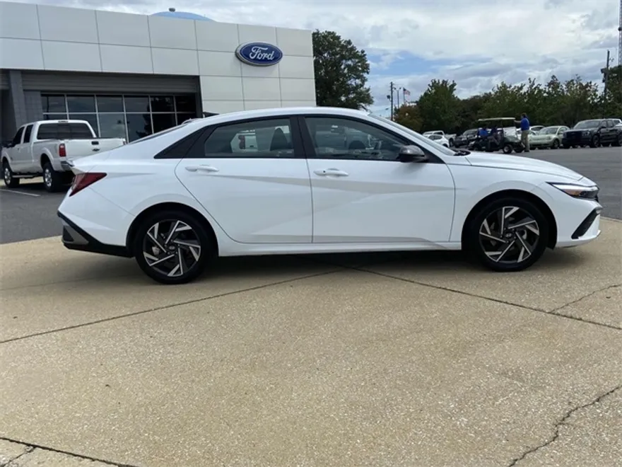 2025 Hyundai Elantra SEL Sport photo 1