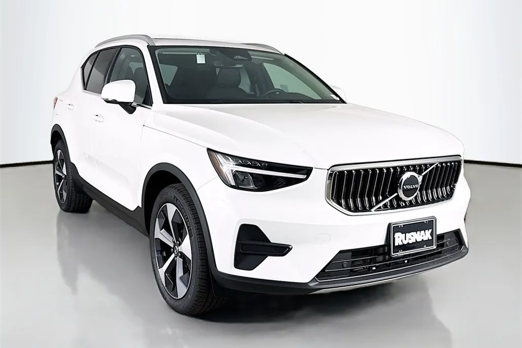 2025 Volvo XC40 Core photo 1