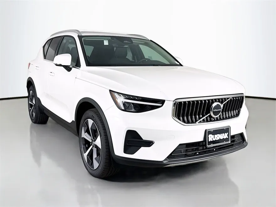 2025 Volvo XC40 Core photo 1