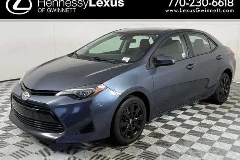 2017 Toyota Corolla LE photo 1