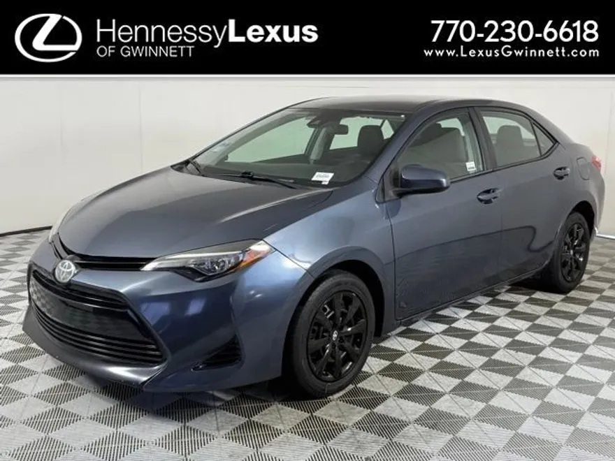 2017 Toyota Corolla LE photo 1