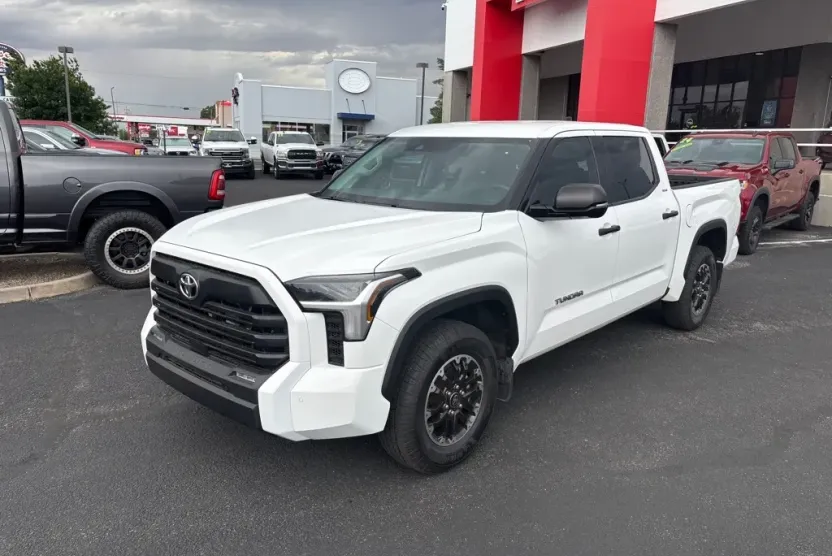 2023 Toyota Tundra CrewMax SR5 photo 1