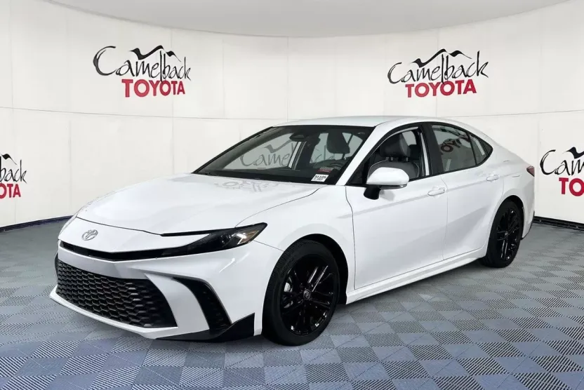 2025 Toyota Camry SE photo 1