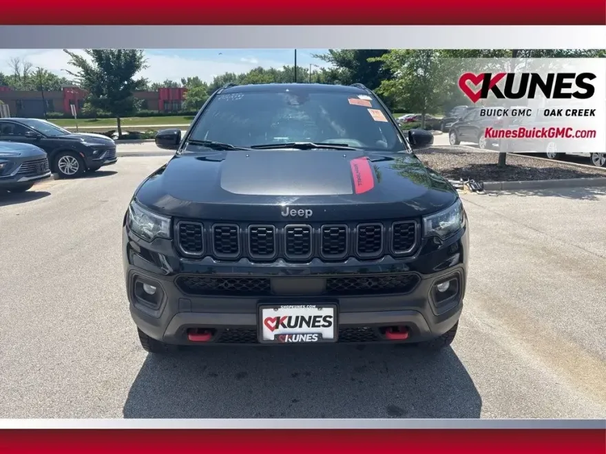 2024 Jeep Compass Trailhawk photo 1