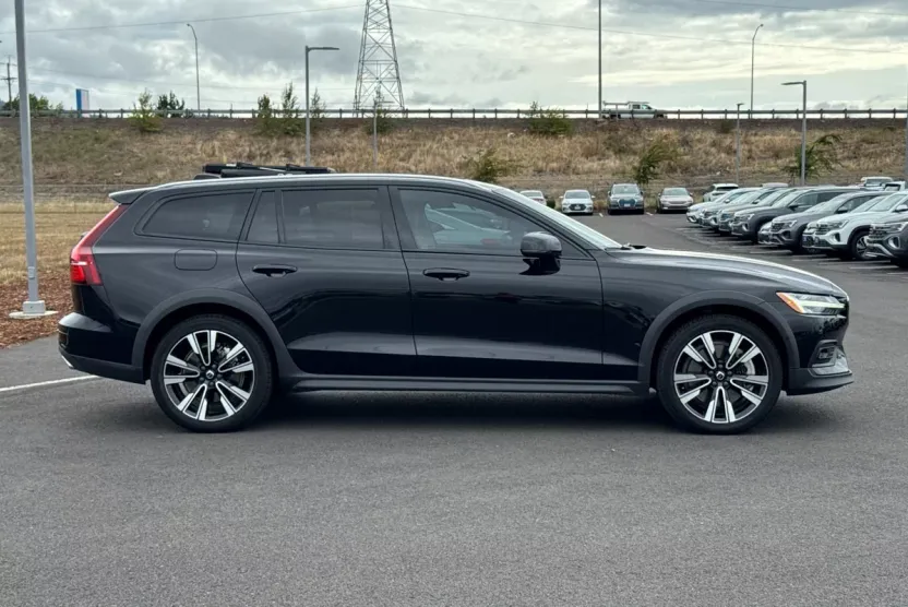 2022 Volvo V60 Cross Country T5 photo 1