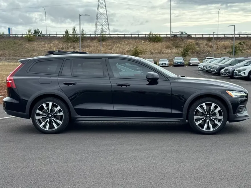 2022 Volvo V60 Cross Country T5 photo 1