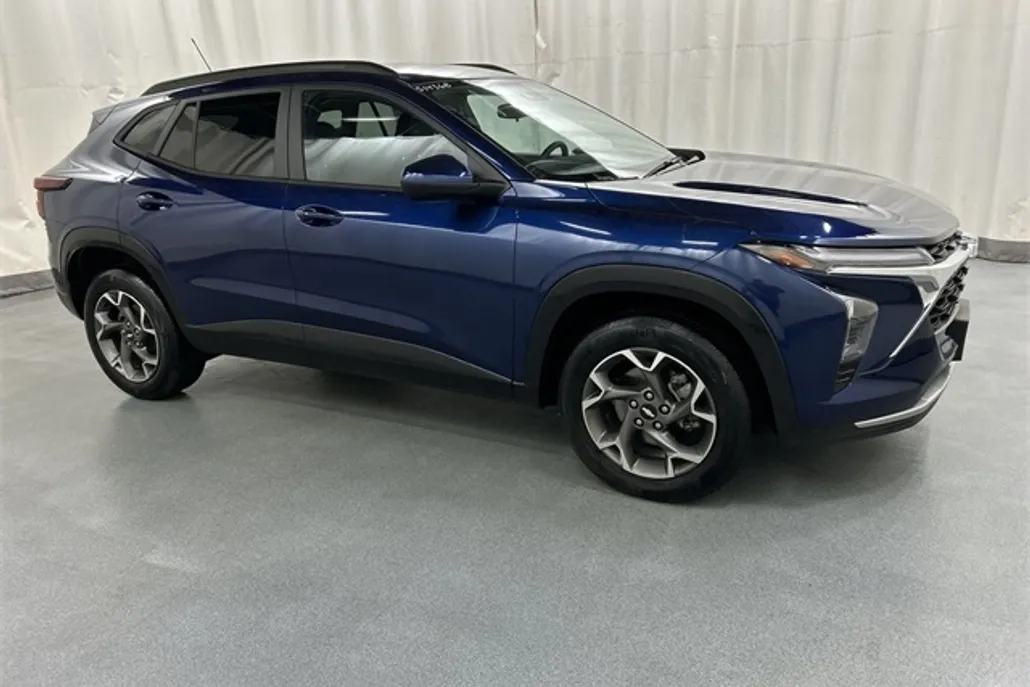 2024 Chevrolet Trax LT photo 1