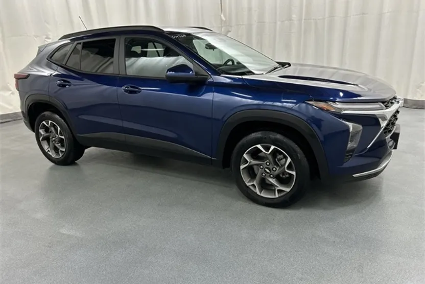 2024 Chevrolet Trax LT photo 1