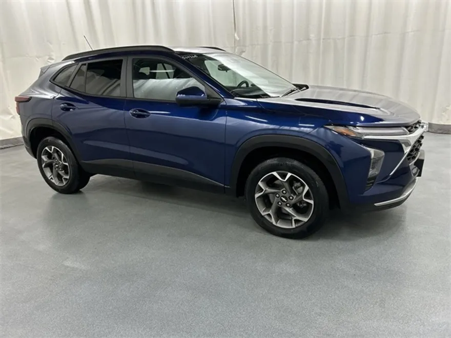 2024 Chevrolet Trax LT photo 1