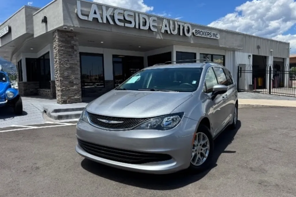 2020 Chrysler Voyager LXi photo 1