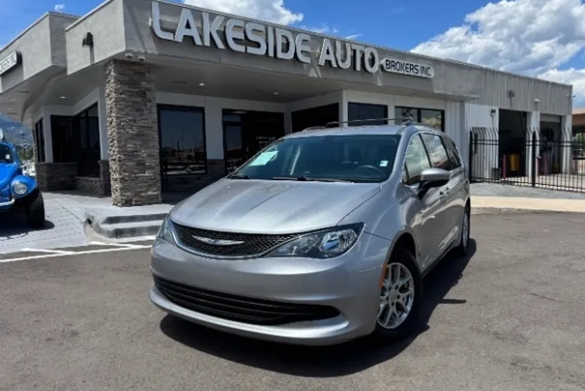 2020 Chrysler Voyager LXi photo 1