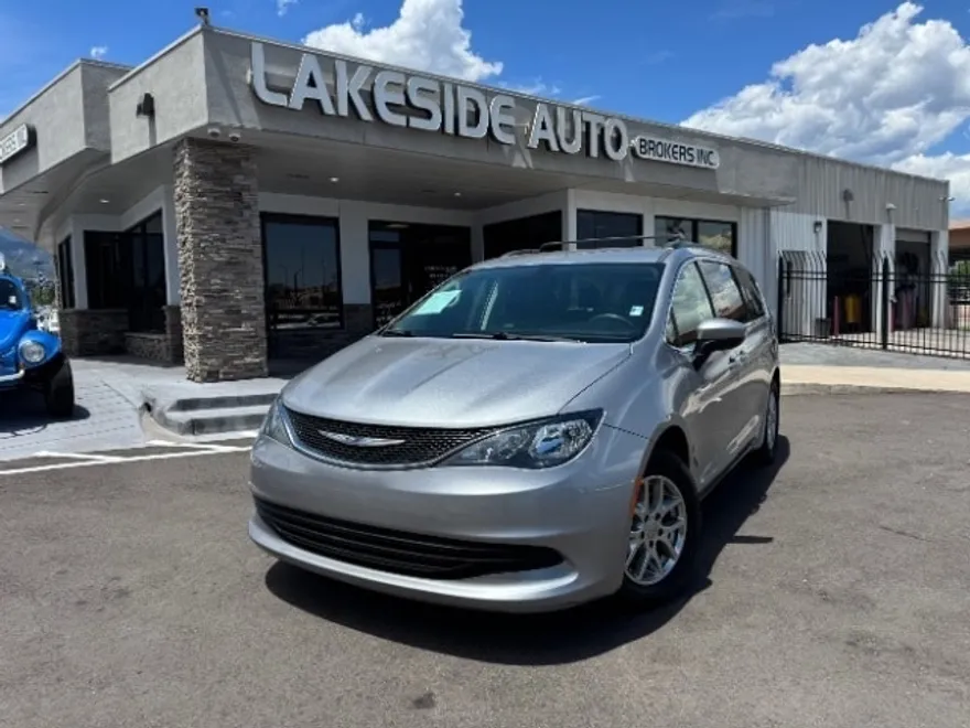 2020 Chrysler Voyager LXi photo 1