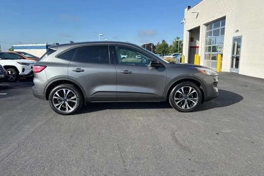 2022 Ford Escape SE Hybrid photo 1