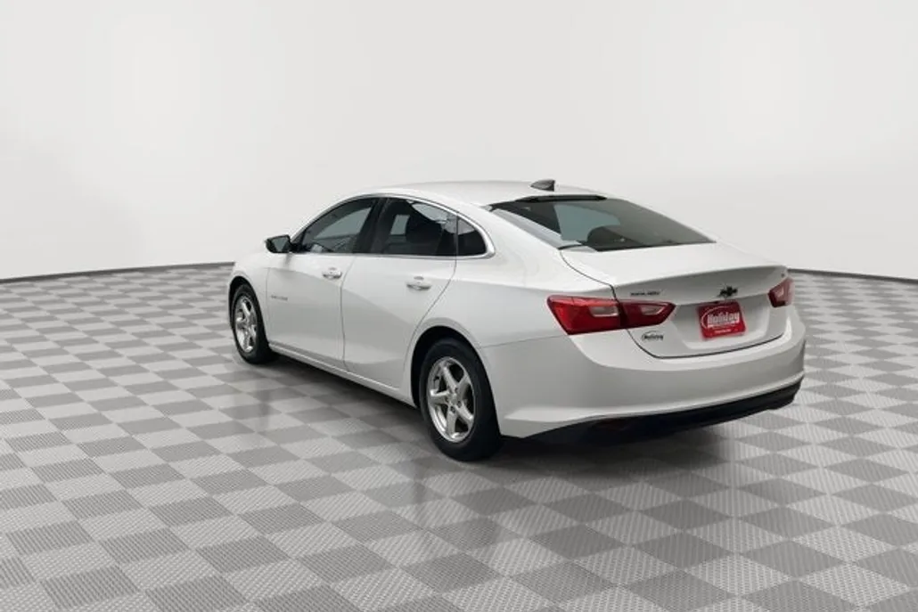 2016 Chevrolet Malibu LS photo 1