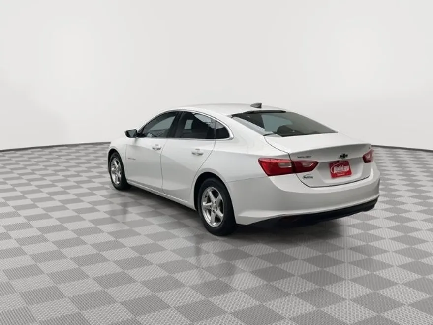 2016 Chevrolet Malibu LS photo 1