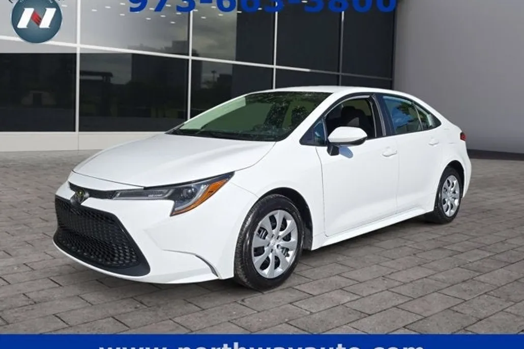 2022 Toyota Corolla LE photo 1