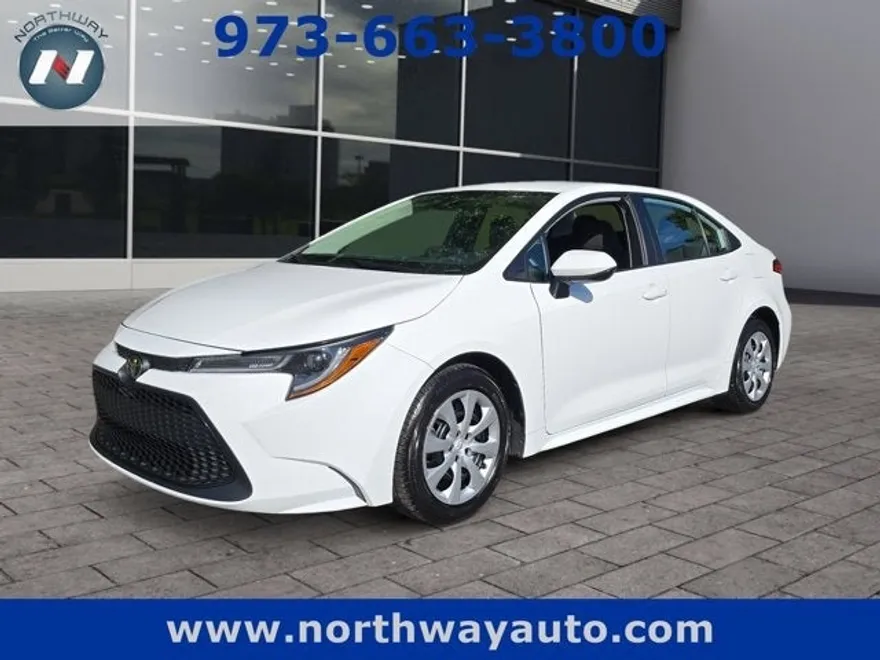 2022 Toyota Corolla LE photo 1