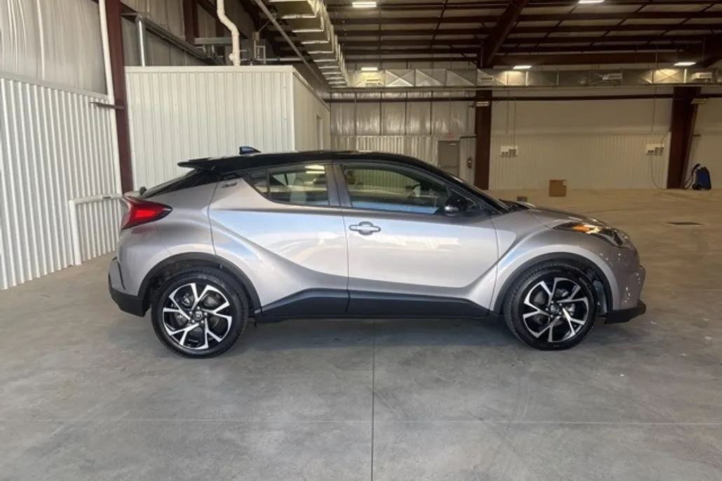 2019 Toyota C-HR XLE photo 1