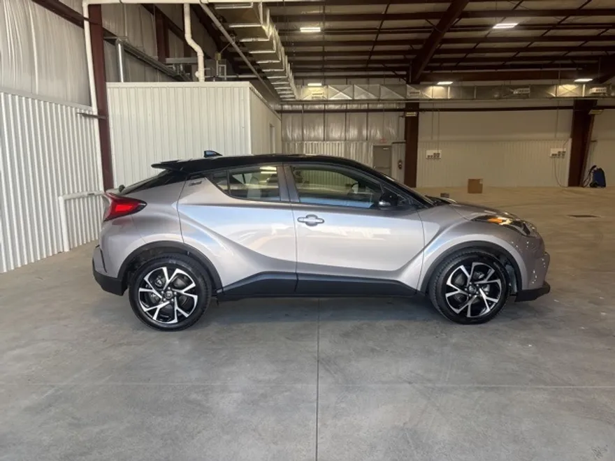 2019 Toyota C-HR XLE photo 1