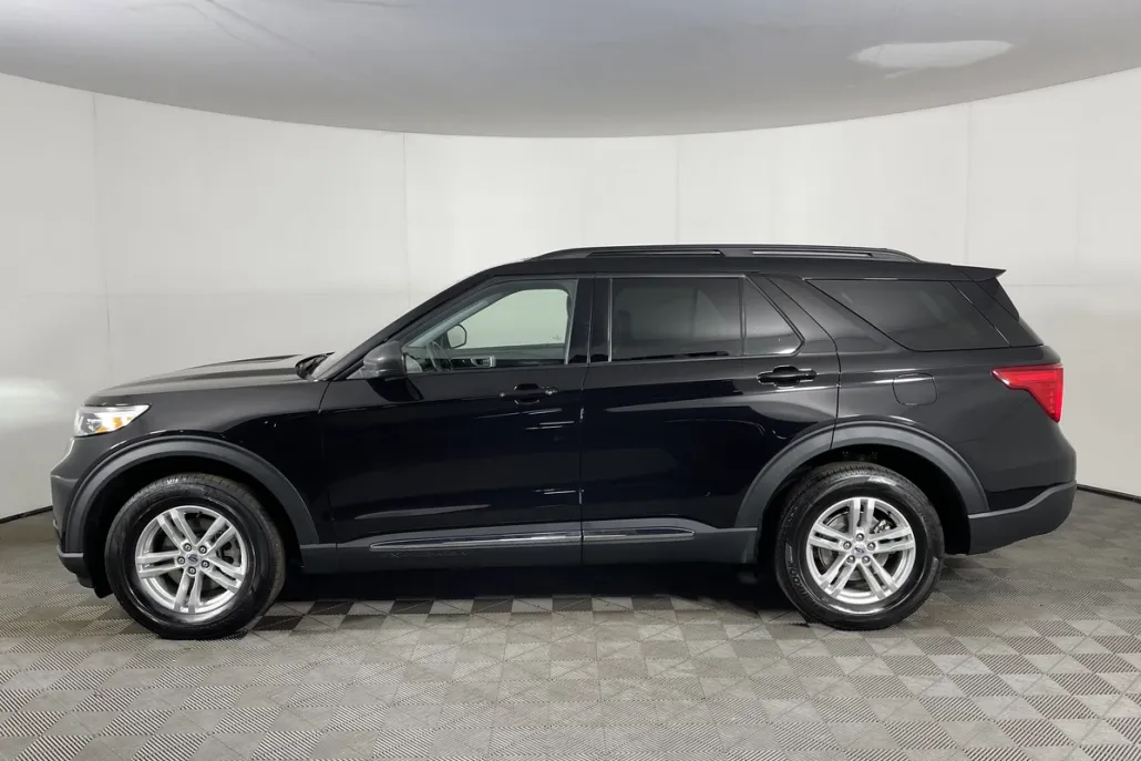 2023 Ford Explorer XLT photo 1