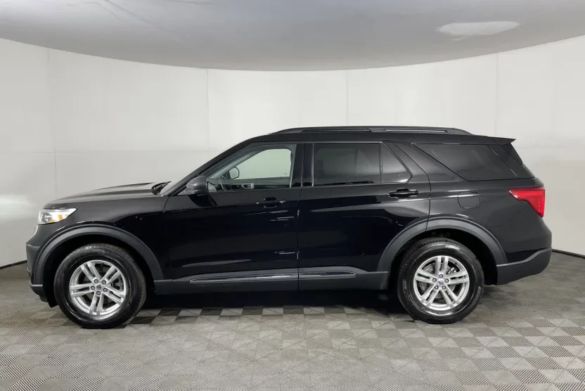 2023 Ford Explorer XLT photo 1