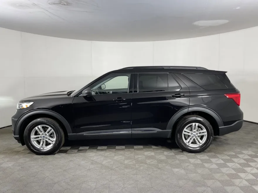 2023 Ford Explorer XLT photo 1