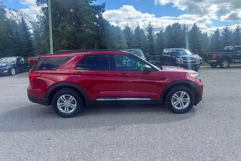 2022 Ford Explorer XLT photo 1