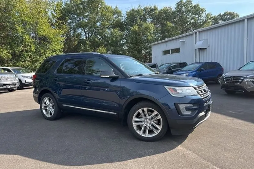 2016 Ford Explorer XLT photo 1