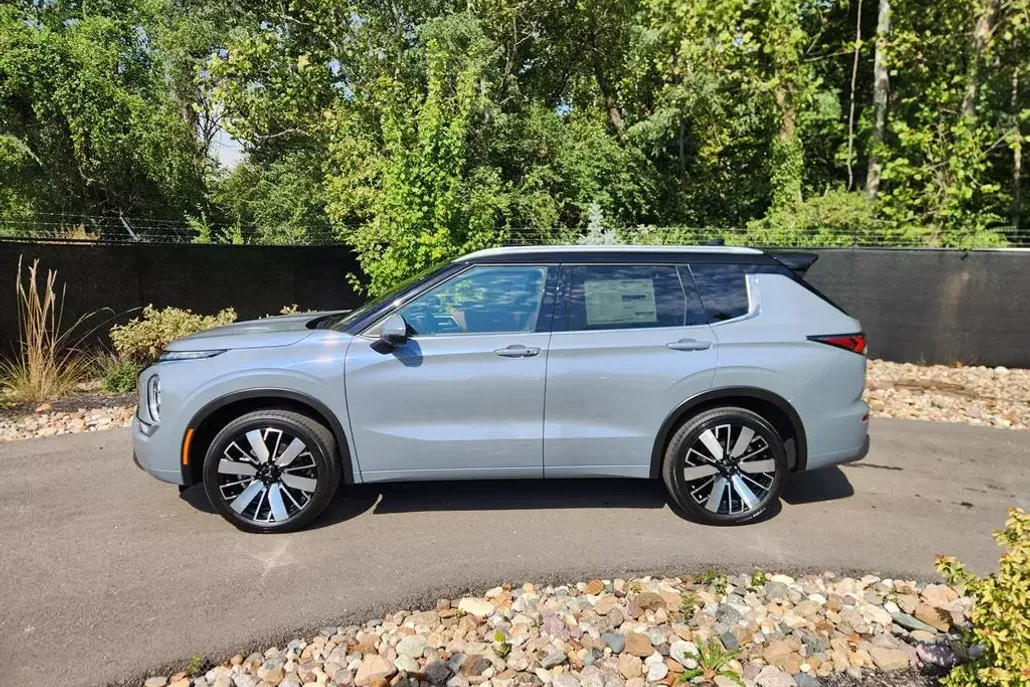 2025 Mitsubishi Outlander SEL photo 1
