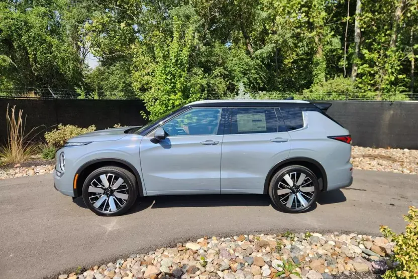 2025 Mitsubishi Outlander SEL photo 1