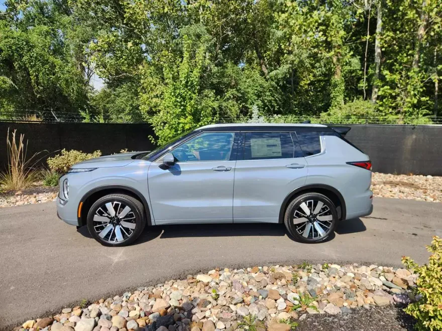 2025 Mitsubishi Outlander SEL photo 1