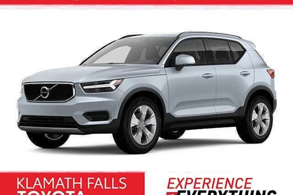 2022 Volvo XC40 T5 AWD Momentum photo 1