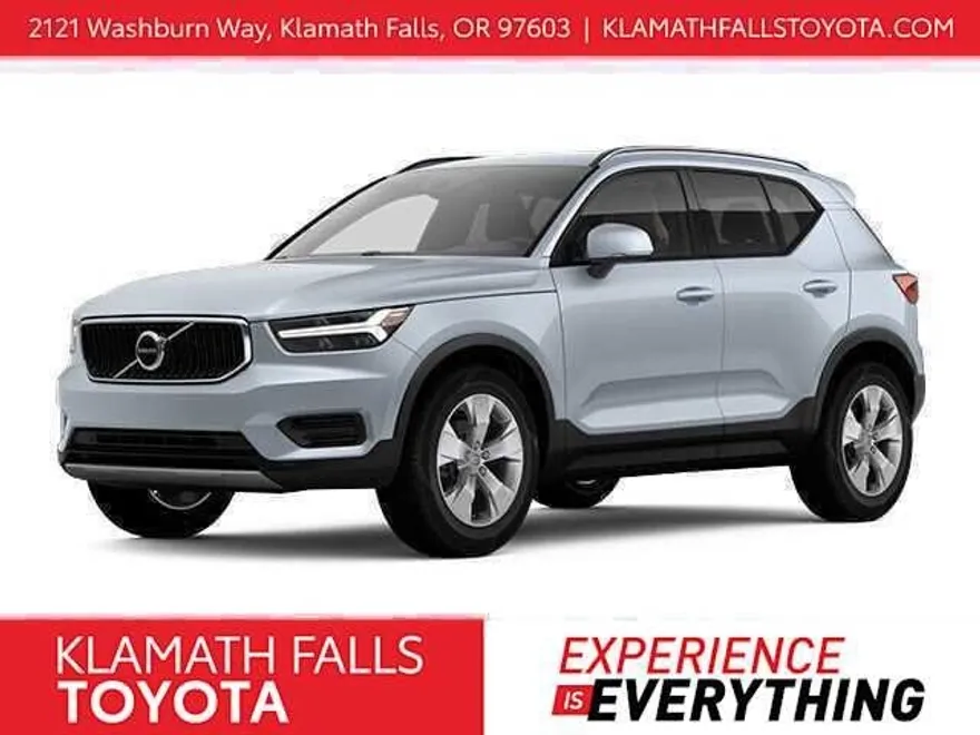 2022 Volvo XC40 T5 AWD Momentum photo 1