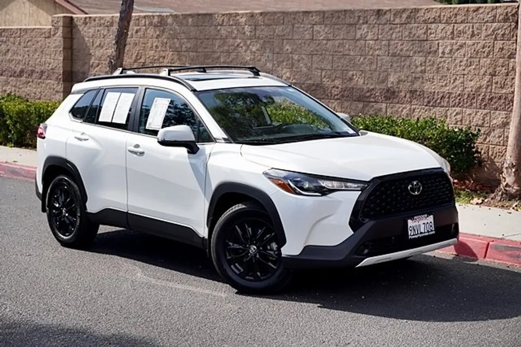 2024 Toyota Corolla Cross LE photo 1