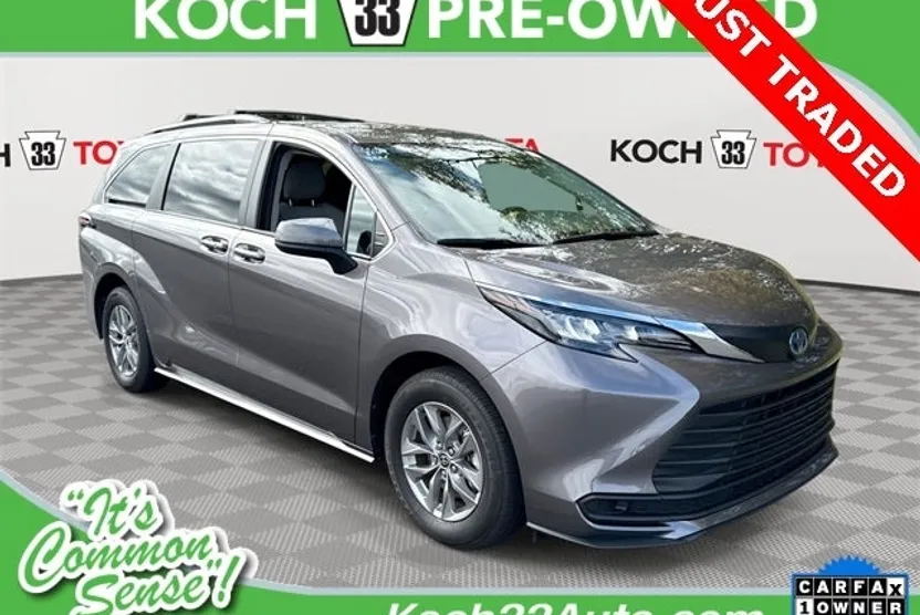 2024 Toyota Sienna LE photo 1