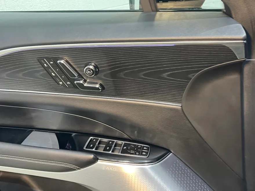 2024 Cadillac Lyriq Luxury photo 27