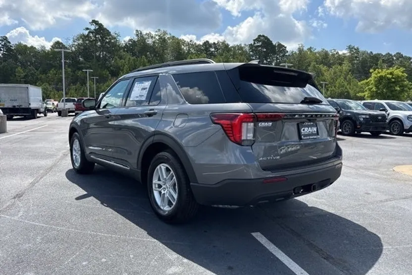 2025 Ford Explorer photo 1