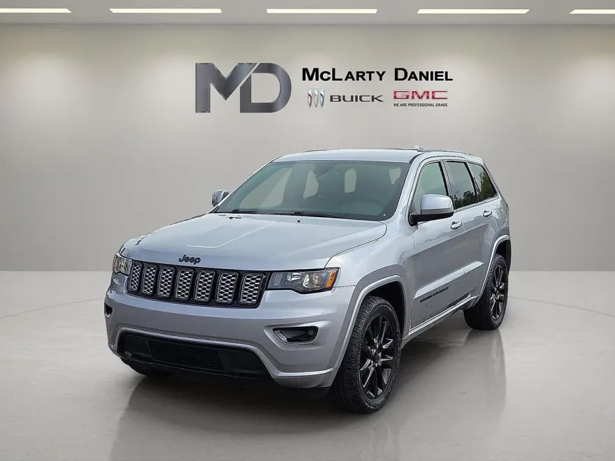 2017 Jeep Grand Cherokee Laredo photo 1