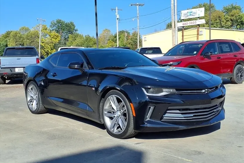 2017 Chevrolet Camaro 1LT photo 1