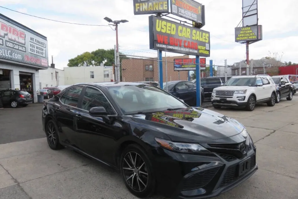 2021 Toyota Camry SE photo 1