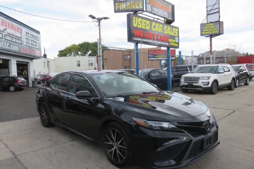 2021 Toyota Camry SE photo 1