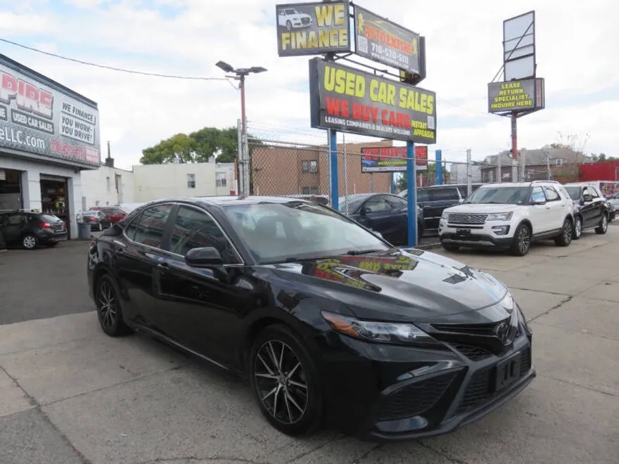 2021 Toyota Camry SE photo 1