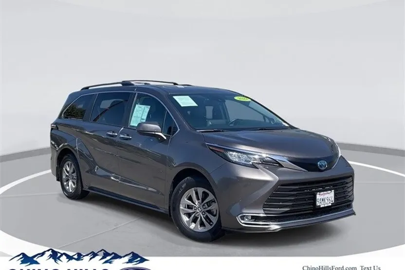 2022 Toyota Sienna XLE photo 1