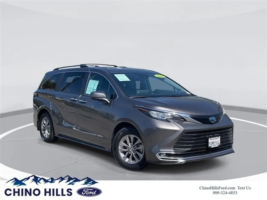 2022 Toyota Sienna XLE photo 1