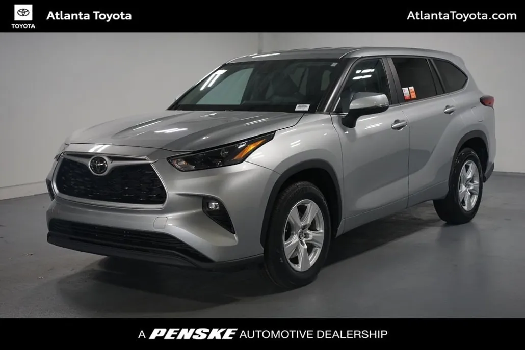 2023 Toyota Highlander LE photo 1