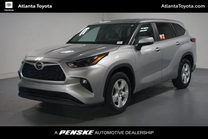 2023 Toyota Highlander LE photo 1