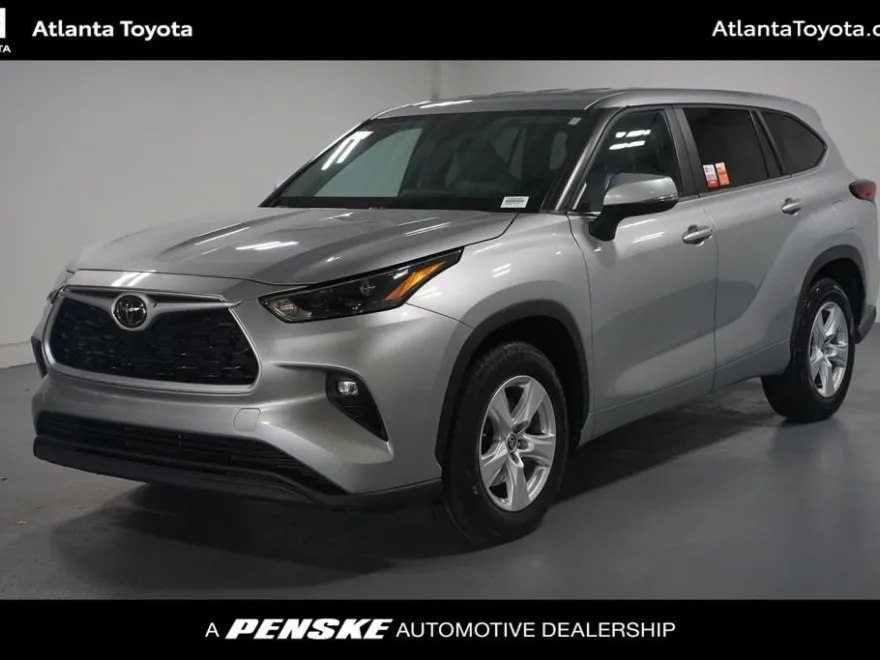 2023 Toyota Highlander LE photo 1