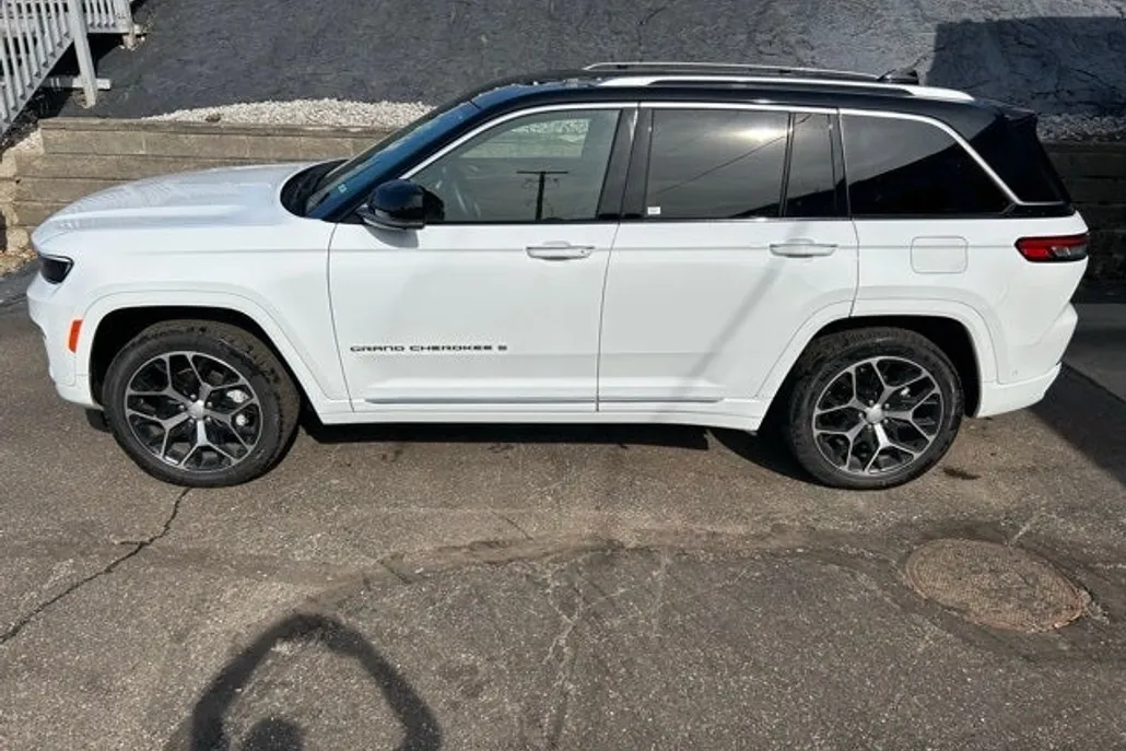 2023 Jeep Grand Cherokee Summit photo 1